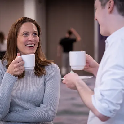 box-people-drinking-tea