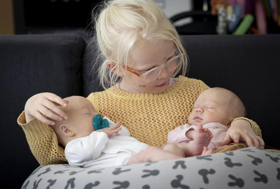 child-with-newborns