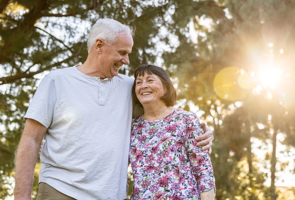 elderly-couple-hugging