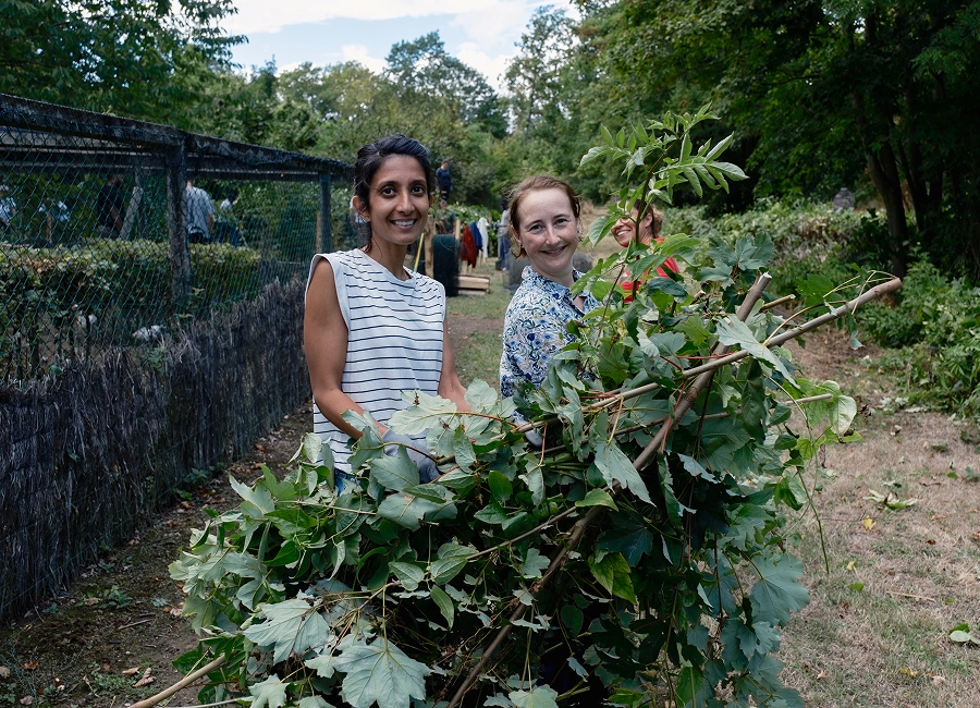 two-women-volunteering